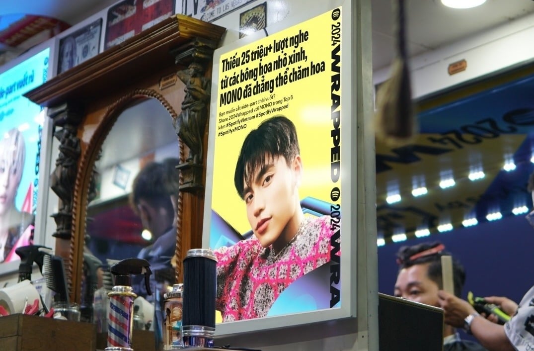 Spotify poster of Vietnamese singer MONO in a pop-up hair salon 